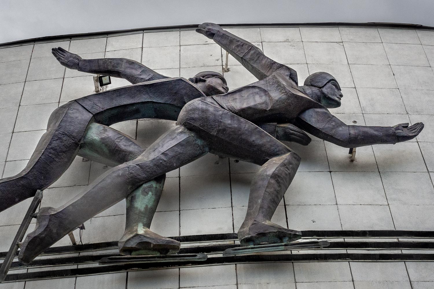 Travelgrapher.com-Inspire-Kazakhstan-Medeu-Skiers