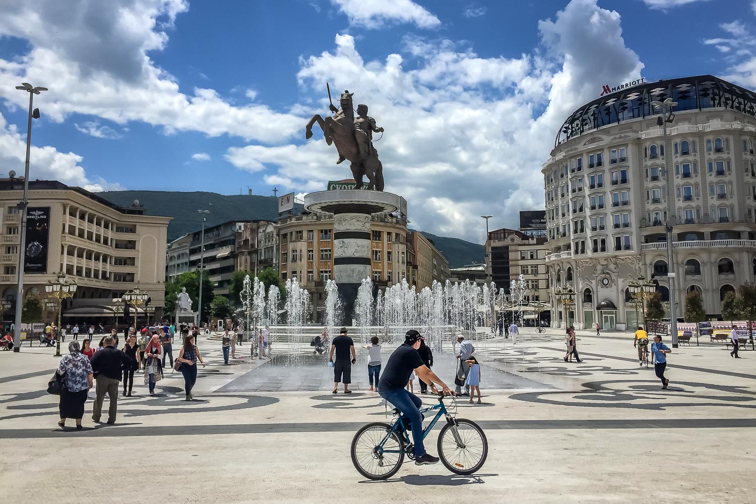 Travelgrapher.com-Inspire-Macedonia-Skopje-Macedonia-Square