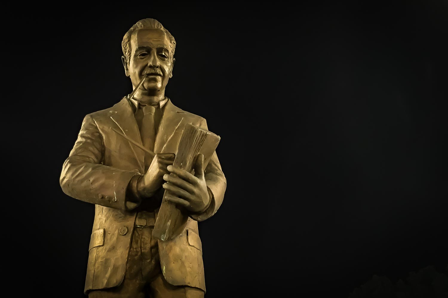 Travelgrapher.com-Inspire-Macedonia-Skopje-Statue