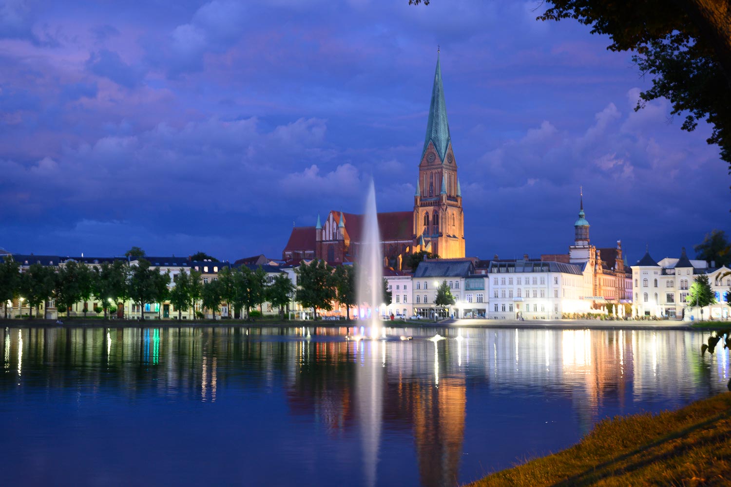 Travelgrapher.com-Inspire-Germany-Schwerin-Ziegelsee-Night
