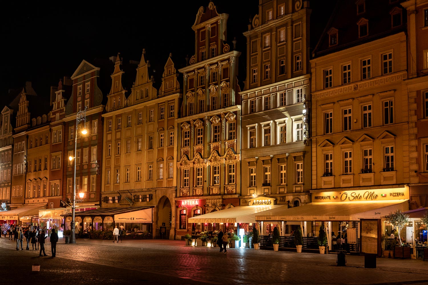 Travelgrapher.com-Inspire-Poland-Wroclaw-Old-Town-Night